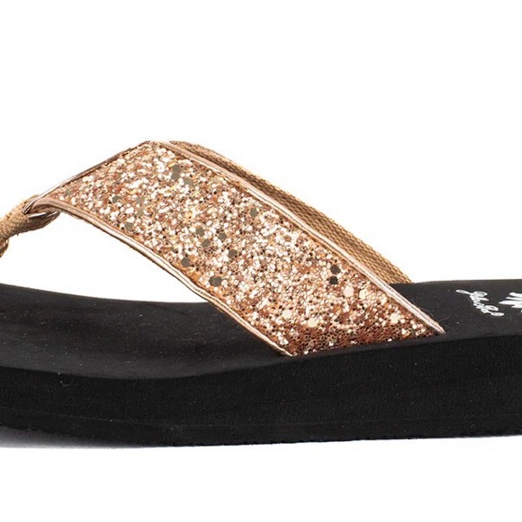 Yellow Box Feliks Flip Flop Sz. 8 Gold Glitter Straps Resort Vacation Beach - Picture 15 of 15